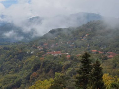 Tzoumerka dağında sonbaharda orman sisli havası, arta mükemmeliyeti, Kypseli köyünün yakınındaki Yunanca