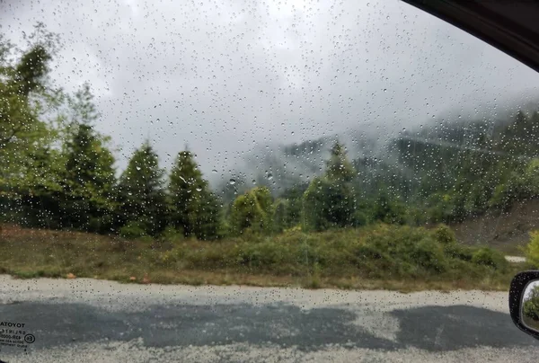 Araba Aynası Penceresinde Damlaları Olan Yol Tzoumerka Dağındaki Ateş Ormanında — Stok fotoğraf