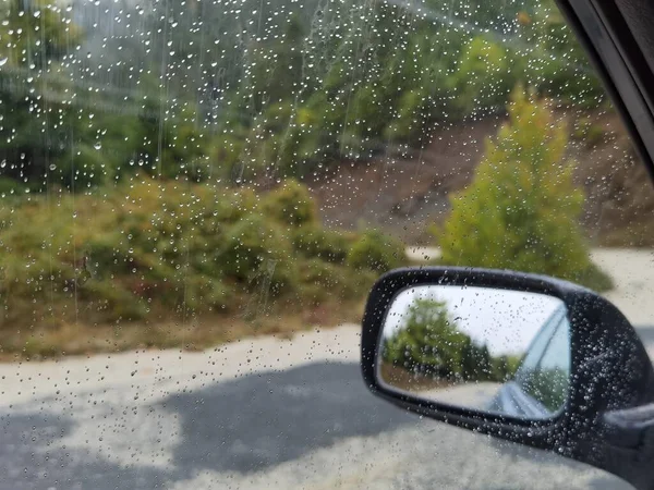 Espelho Carro Janela Com Gotas Água Estrada Floresta Incêndios Montanha — Fotografia de Stock