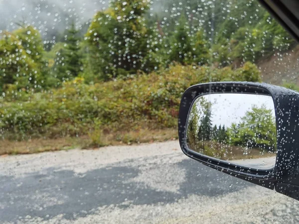 Coche Espejo Ventana Con Gotas Agua Camino Bosque Los Incendios — Foto de Stock