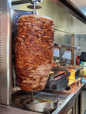 Tükürükte jiroskop eti Yunan geleneksel mutfağında, sokak fast food 'unda kızarıyor.