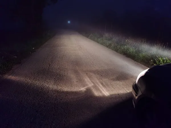 Οδικά Αυτοκίνητα Φώτα Ομίχλης Φανάρια Νύχτα Τρόμου Στην Πόλη — Φωτογραφία Αρχείου