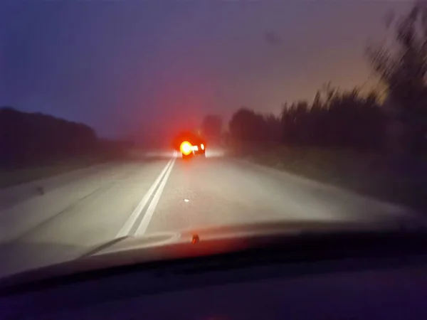 道路の車が霧の信号を灯す街の恐怖の夜 — ストック写真
