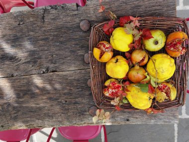 Arkaplan için eski ahşap ve sonbahar meyveleri nar tarlaları