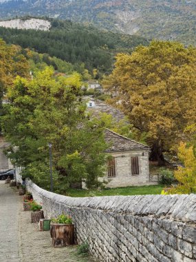 İoannina 'daki papigo köyü Sonbaharda geleneksel Yunan köyü mükemmelliği