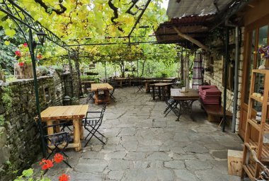 İoannina 'daki papigo köyü Sonbaharda geleneksel Yunan köyü mükemmelliği