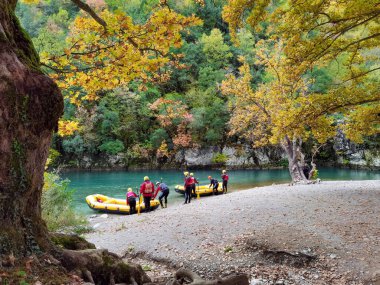 Aristi köyündeki voidomatis nehri sonbahar mevsiminde rafting yapan botlar ioannina mükemmelliği