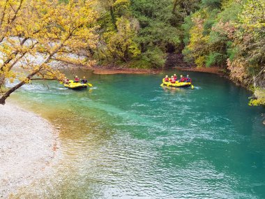 Aristi köyündeki voidomatis nehri sonbahar mevsiminde rafting yapan botlar ioannina mükemmelliği