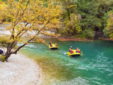 Aristi köyündeki voidomatis nehri sonbahar mevsiminde rafting yapan botlar ioannina mükemmelliği