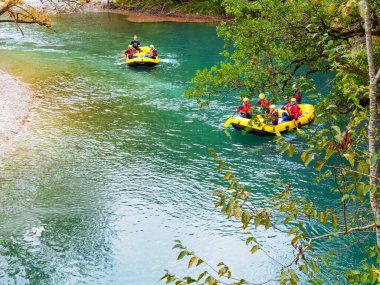 Aristi köyündeki voidomatis nehri sonbahar mevsiminde rafting yapan botlar ioannina mükemmelliği