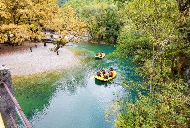 Aristi köyündeki voidomatis nehri sonbahar mevsiminde rafting yapan botlar ioannina mükemmelliği
