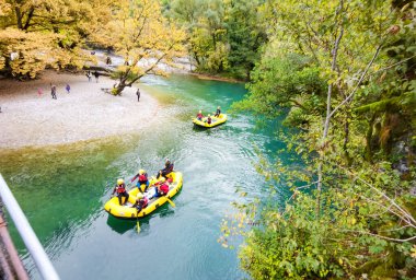 Aristi köyündeki voidomatis nehri sonbahar mevsiminde rafting yapan botlar ioannina mükemmelliği