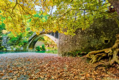 Aristi köyündeki voidomatis nehri sonbahar mevsiminde rafting yapan botlar ioannina mükemmelliği
