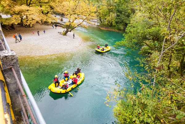 Voidomatis Folyó Ariszti Falu Fák Rafting Hajók Őszi Szezonban Ioannina — Stock Fotó