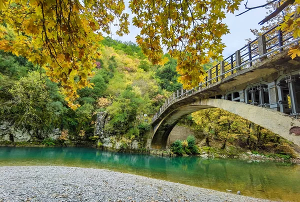 Voidomatis Flod Aristi Byn Träd Forsränning Båtar Höst Säsongen Ioannina — Stockfoto