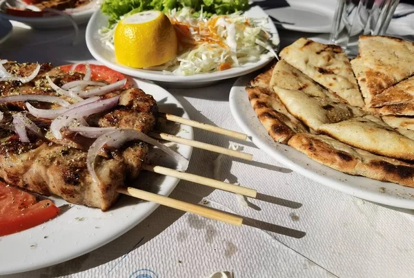 Carne Souvlaki Prato Com Tomate Pita Cebola Comida Tradicional Grécia — Fotografia de Stock