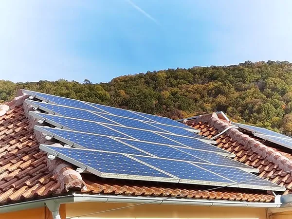 Evin Çatısındaki Güneş Panelleri Arka Plandaki Orman Elektrik Ekolojisi Yenilenebilir — Stok fotoğraf