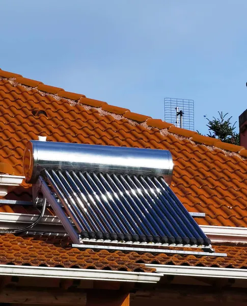 boş tüp güneş panelleri ev çatısı, arka plan ormanı, elektrik ekolojisi yenilenebilir enerji jeneratörü