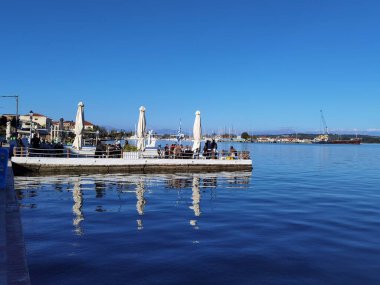 PREVEZA, GREECE, 21 NOVEMBER 2021, PORT MERMAID STATUE Preveza, Yunanistan, 21 Kasım 2021, Preveza şehir deniz kenarı Preveza Yunan limanındaki deniz kızı heykelinin yanında