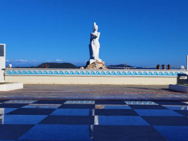 PREVEZA, GREECE, 21 NOVEMBER 2021, PORT MERMAID STATUE Preveza, Yunanistan, 21 Kasım 2021, Preveza şehir deniz kenarı Preveza Yunan limanındaki deniz kızı heykelinin yanında