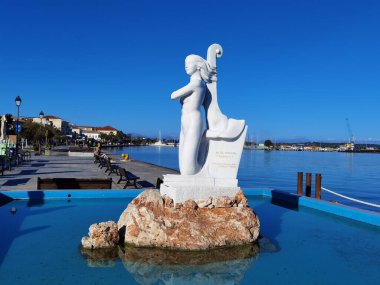 PREVEZA, GREECE, 21 NOVEMBER 2021, PORT MERMAID STATUE Preveza, Yunanistan, 21 Kasım 2021, Preveza şehir deniz kenarı Preveza Yunan limanındaki deniz kızı heykelinin yanında
