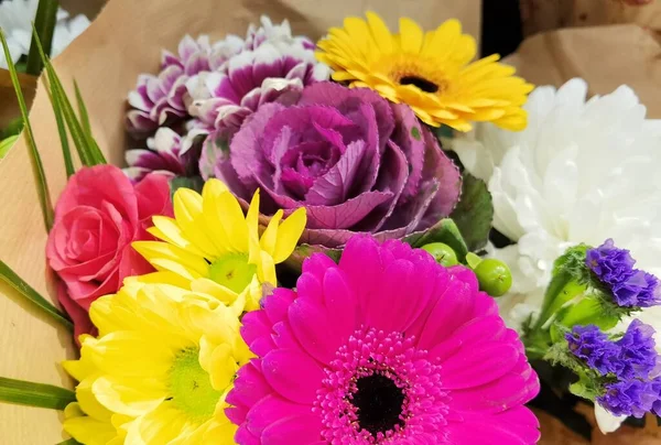 Bukiety Kwiatów Żywe Mnany Zbliżenie Tle Sprzedaż Detaliczna — Zdjęcie stockowe