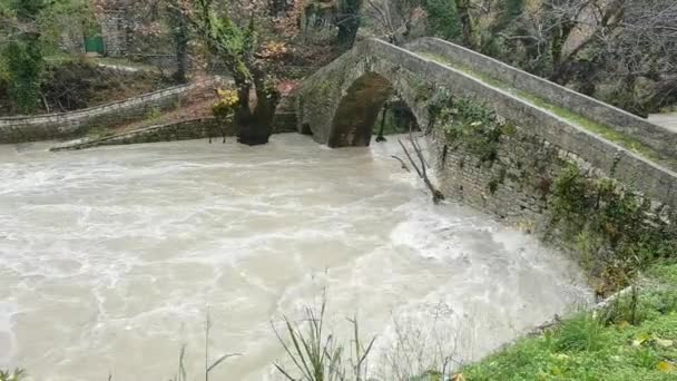 Przepływ Wody Deszczu Starym Moście Vrosina Most Ioannina Greece — Wideo stockowe