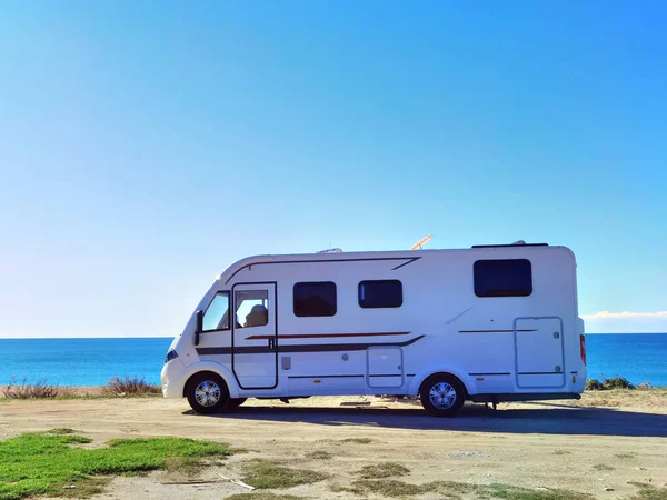 Coche Caravana Por Playa Otoño Temporada Día Soleado Cielo Azul —  Fotos de Stock