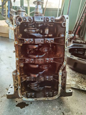 Servis nedenlerinden dolayı eski bir arabanın motoru vidalanmamış 