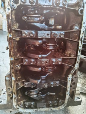 Servis nedenlerinden dolayı eski bir arabanın motoru vidalanmamış 