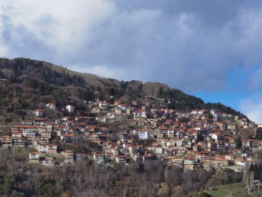Metsovo Şehri Yunan Kışları Turistik tatil köyleri Kışın güneşli ve soğuk bir günde