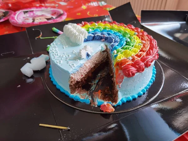 Födelsedag Tårta Regnbåge Färger Ovanifrån Barnets Hand — Stockfoto