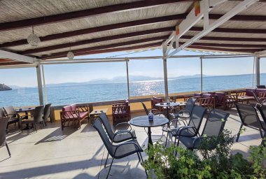 Menindi Köyü 'ndeki deniz plajı. aitoloakarnania' daki turizm beldesi. Yunanistan mükemmelliği. 