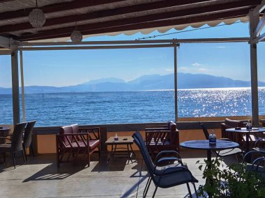Menindi Köyü 'ndeki deniz plajı. aitoloakarnania' daki turizm beldesi. Yunanistan mükemmelliği. 