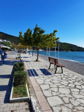 Menindi Köyü 'ndeki deniz plajı. aitoloakarnania' daki turizm beldesi. Yunanistan mükemmelliği. 