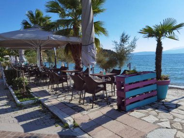 Menindi Köyü 'ndeki deniz plajı. aitoloakarnania' daki turizm beldesi. Yunanistan mükemmelliği. 