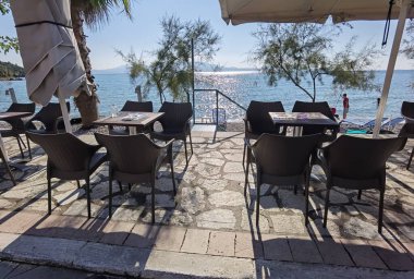 Menindi Köyü 'ndeki deniz plajı. aitoloakarnania' daki turizm beldesi. Yunanistan mükemmelliği. 