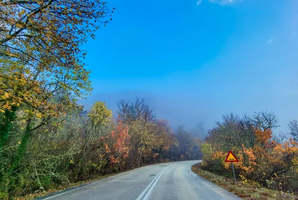Vrosina Köyü 'nde kışın ve sonbaharda yol ve sonbaharda Greece yağmur sisi drivirng