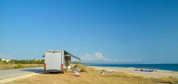 Caravana Coches Junto Mar Playa Las Vacaciones Temporada Verano Recreación —  Fotos de Stock