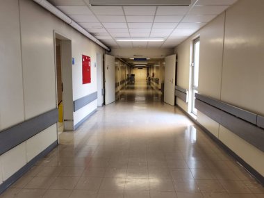 Hastane koridorundaki insanlar sabah ofiste kuyrukta bekliyorlar.