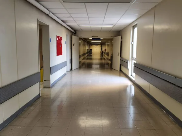 Hastane Koridorundaki Insanlar Sabah Ofiste Kuyrukta Bekliyorlar — Stok fotoğraf