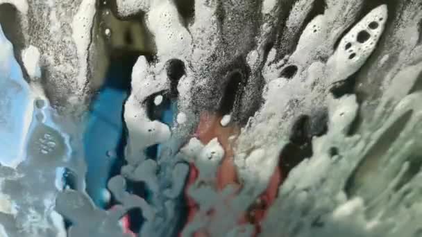 Αφρός Πλυντηρίου Αυτοκινήτων Στο Γυαλί Ενώ Βούρτσες Whashing — Αρχείο Βίντεο