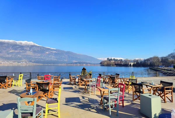 Cadeira Mesa Livre Inverno Cidade Ionnina Pelo Lago Pamvotis Greece — Fotografia de Stock