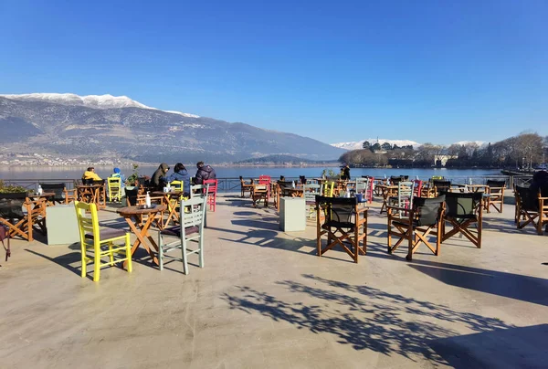 Cadeira Mesa Livre Inverno Cidade Ionnina Pelo Lago Pamvotis Greece — Fotografia de Stock