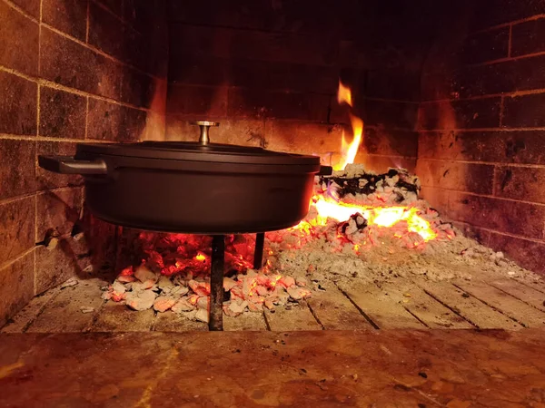 Gövde fırın tavası güveci yemek pişirirken şöminede.