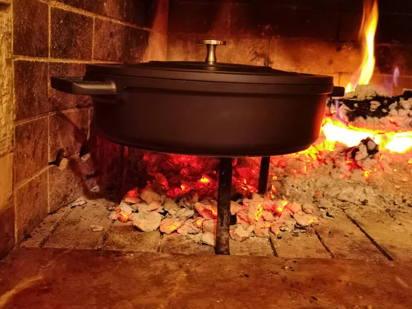 Gövde fırın tavası güveci yemek pişirirken şöminede.