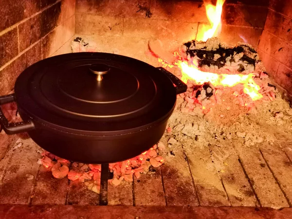 Gövde fırın tavası güveci yemek pişirirken şöminede.