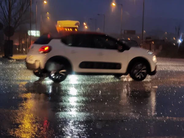 冬の嵐の夜の信号で雨の通りの道路 — ストック写真