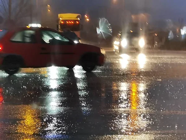 Βροχή Δρόμο Βράδυ Φανάρια Των Αυτοκινήτων Καταιγίδα Κατά Χειμερινή Περίοδο — Φωτογραφία Αρχείου