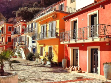 Parga şehri Yunan turizm tatil köyleri çatılar, deniz, Yunanistan
